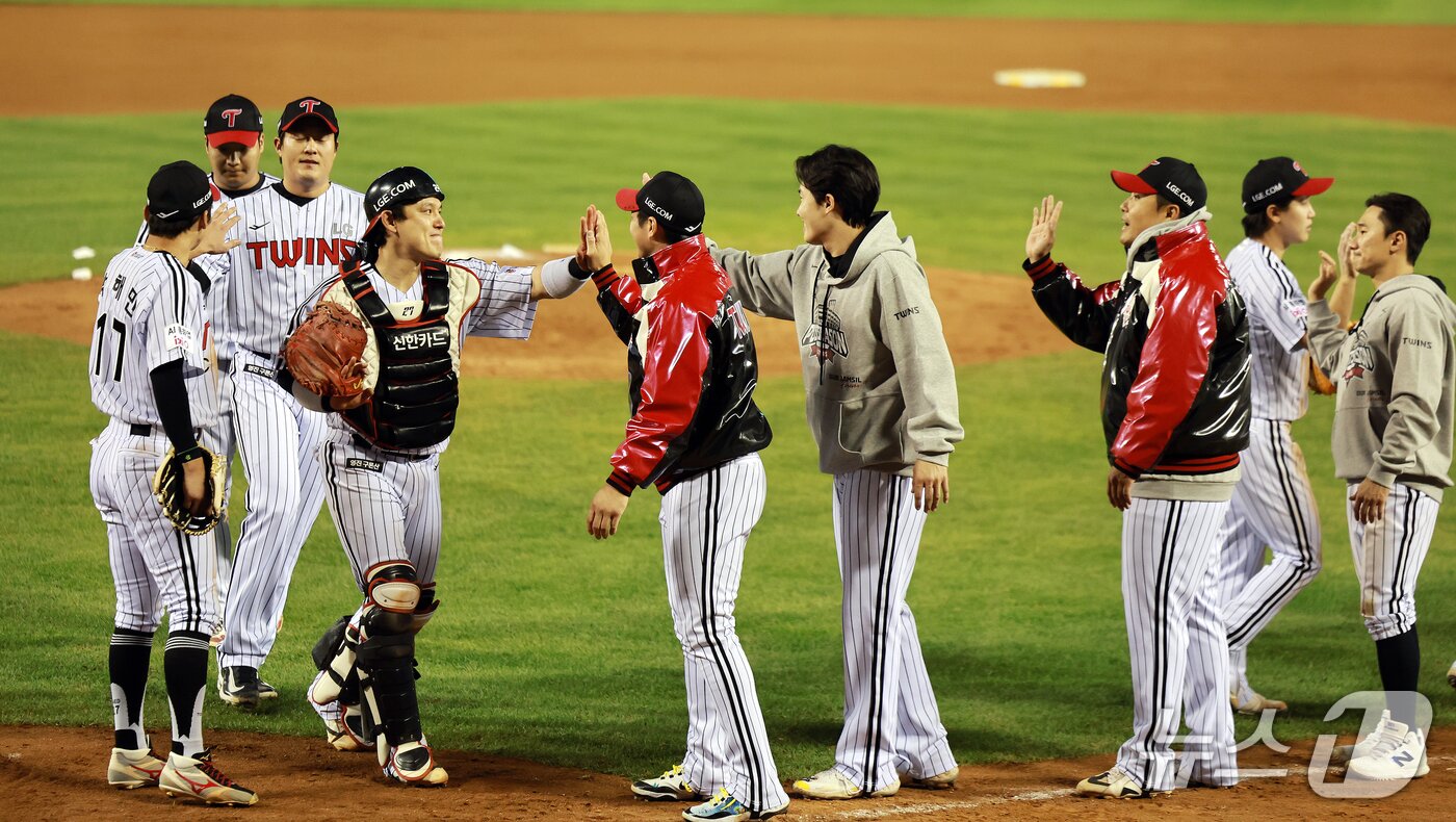 본문 이미지 - LG 트윈스 선수들이 14일 서울 송파구 잠실야구장에서 열린 프로야구 '2026 신한 SOL KBO 와일드카드 결정전 1차전' 두산 베어스와 LG 트윈스의 경기에서 4-1로 승리를 거두며 준플레이오프 진출에 성공한 후 기뻐하고 있다 2026.10.14 ⓒ 뉴스1 이호윤 기자