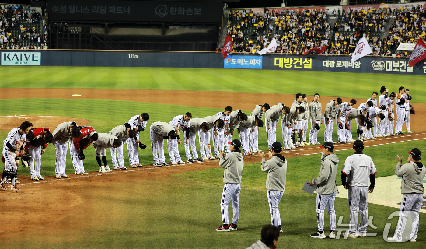 (서울=뉴스1) 이호윤 기자 = LG 트윈스 선수들이 14일 서울 송파구 잠실야구장에서 열린 프로야구 '2026 신한 SOL KBO 와일드카드 결정전 1차전' 두산 베어스와 LG …