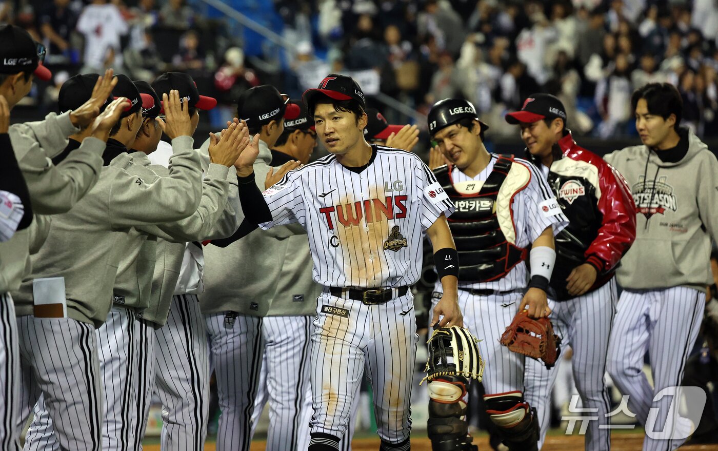 본문 이미지 - 14일 오후 서울 송파구 잠실야구장에서 열린 프로야구 '2026 신한 SOL KBO 와일드카드 결정전 1차전' 두산 베어스와 LG 트윈스의 경기, 4대1 승리를 거둔 LG 선수들이 기쁨을 나누고 있다. 2026.10.14 ⓒ 뉴스1 김진환 기자