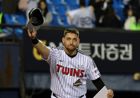 '데일리 MVP' 오스틴, 팬들 향해 인사