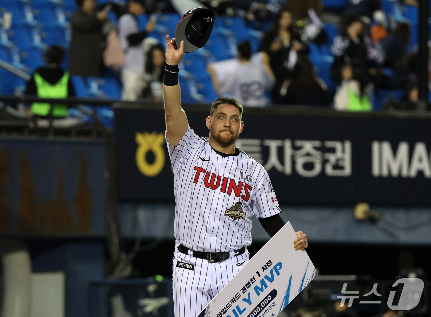 (서울=뉴스1) 김진환 기자 = 14일 오후 서울 송파구 잠실야구장에서 열린 프로야구 '2026 신한 SOL KBO 와일드카드 결정전 1차전' 두산 베어스와 LG 트윈스의 경기, …