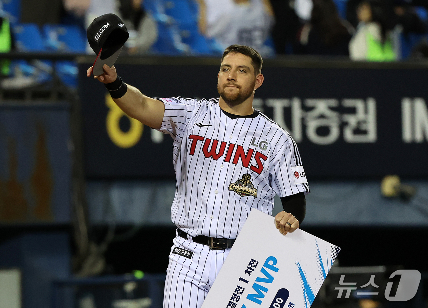 (서울=뉴스1) 김진환 기자 = 14일 오후 서울 송파구 잠실야구장에서 열린 프로야구 '2026 신한 SOL KBO 와일드카드 결정전 1차전' 두산 베어스와 LG 트윈스의 경기, …