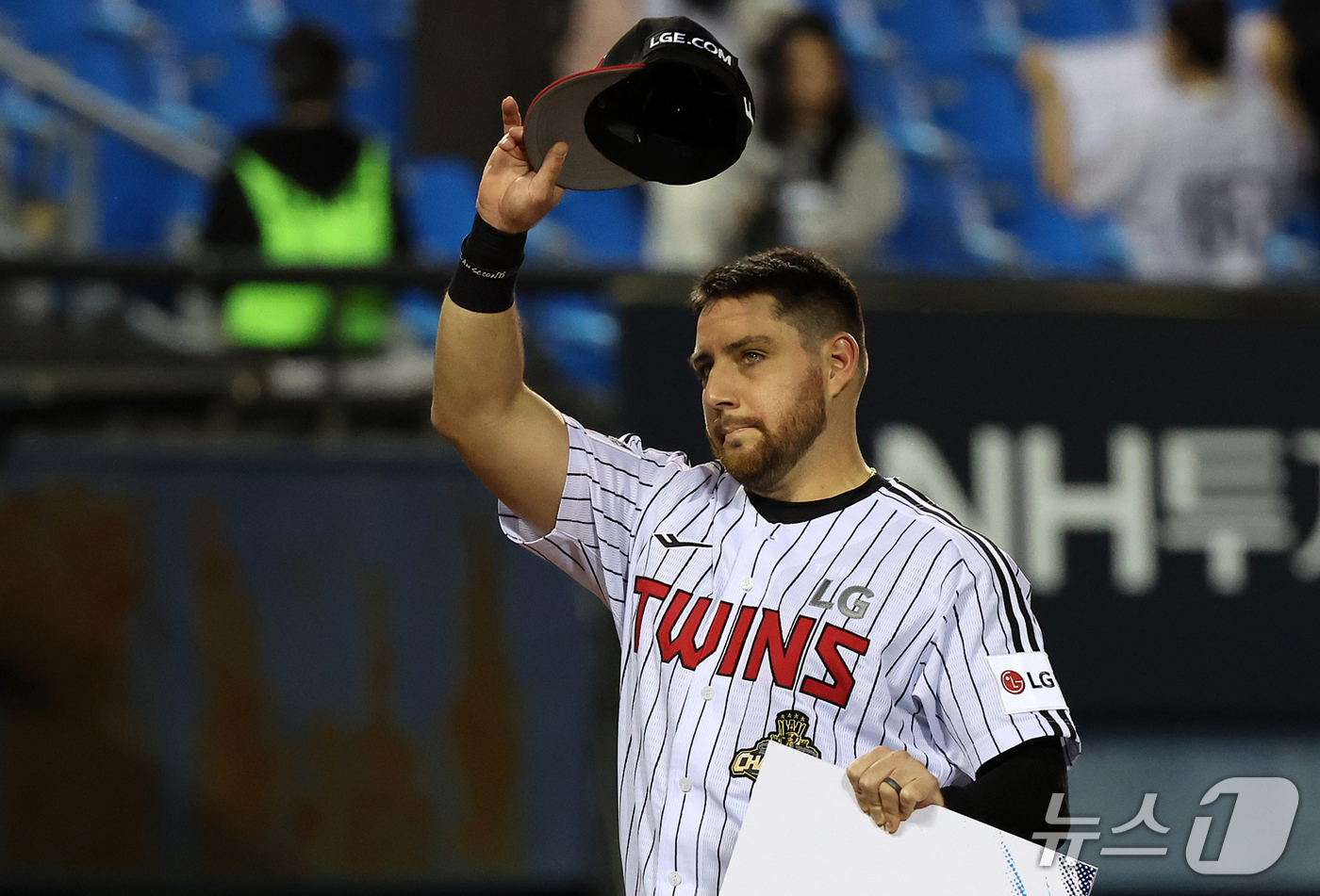 (서울=뉴스1) 김진환 기자 = 14일 오후 서울 송파구 잠실야구장에서 열린 프로야구 '2026 신한 SOL KBO 와일드카드 결정전 1차전' 두산 베어스와 LG 트윈스의 경기, …
