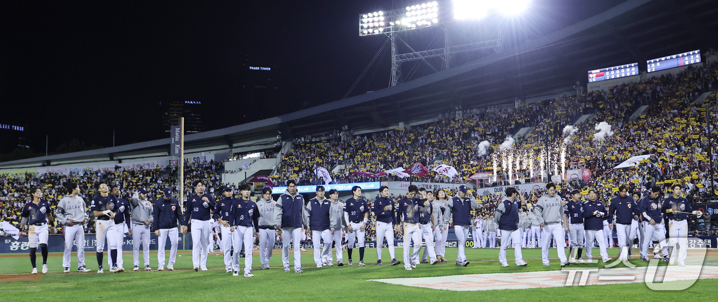 (서울=뉴스1) 박지혜 기자 = 14일 서울 잠실야구장에서 열린 2026 신한 SOL KBO 포스트시즌 와일드카드 결정전 1차전 LG 트윈스와 두산 베어스의 경기에서 1대4로 패하 …