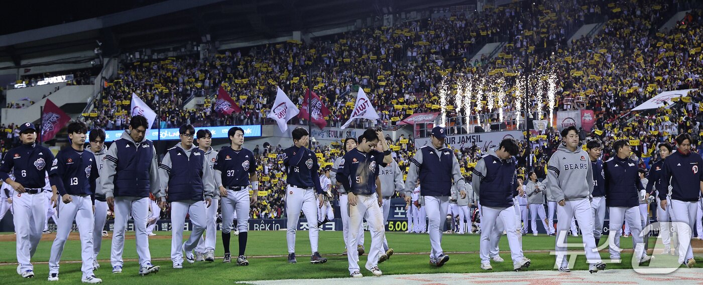 본문 이미지 - 14일 오후 서울 송파구 잠실야구장에서 열린 프로야구 '2026 신한 SOL KBO 와일드카드 결정전 1차전' 두산 베어스와 LG 트윈스의 경기에서 1대4로 패배하며 준PO 진출에 실패한 두산 선수들이 아쉬워하며 그라운드로 나오고 있다 2026.10.14 ⓒ 뉴스1 박지혜 기자