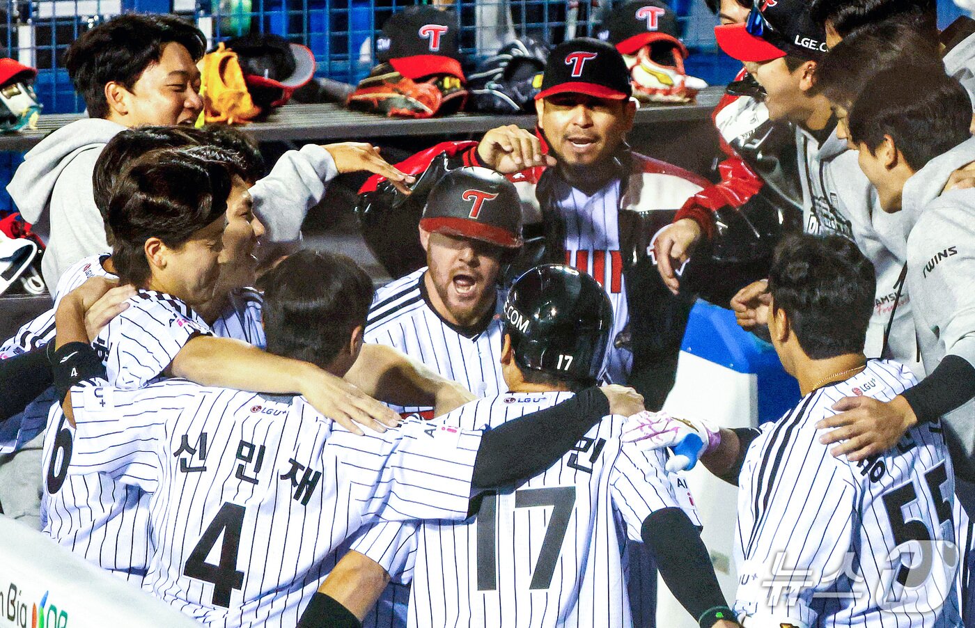 본문 이미지 - 14일 오후 서울 송파구 잠실야구장에서 열린 프로야구 '2026 신한 SOL KBO 와일드카드 결정전 1차전' 두산 베어스와 LG 트윈스의 경기, LG 오스틴이 1회말 1사 1루 상황에서 선제 투런 홈런을 친 뒤 팀 동료들과 기뻐하고 있다. 2026.10.14 ⓒ 뉴스1 이호윤 기자