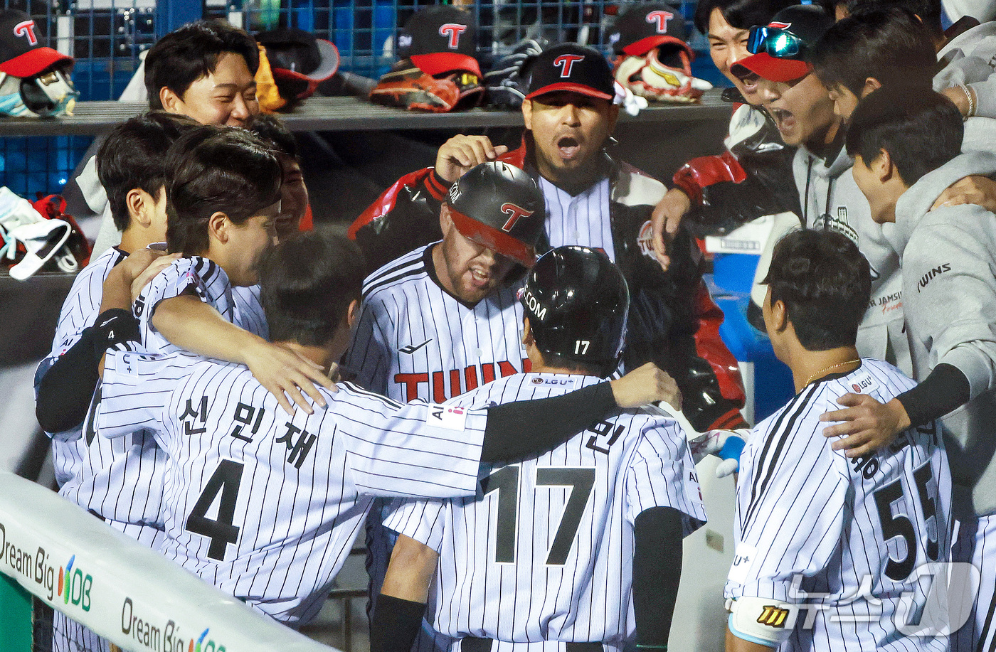 (서울=뉴스1) 이호윤 기자 = 14일 오후 서울 송파구 잠실야구장에서 열린 프로야구 '2026 신한 SOL KBO 와일드카드 결정전 1차전' 두산 베어스와 LG 트윈스의 경기, …