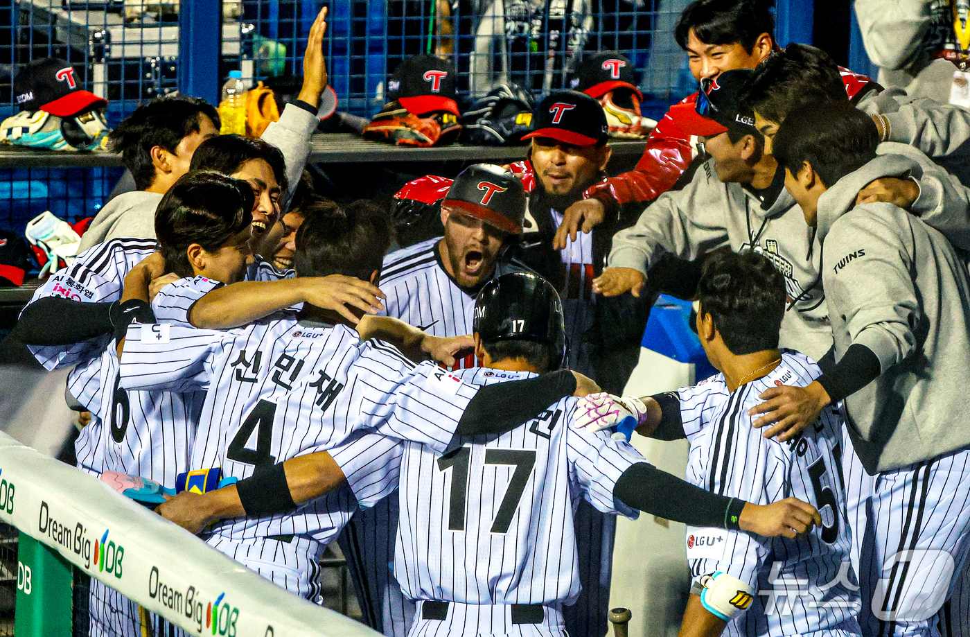 (서울=뉴스1) 이호윤 기자 = 14일 오후 서울 송파구 잠실야구장에서 열린 프로야구 '2026 신한 SOL KBO 와일드카드 결정전 1차전' 두산 베어스와 LG 트윈스의 경기, …