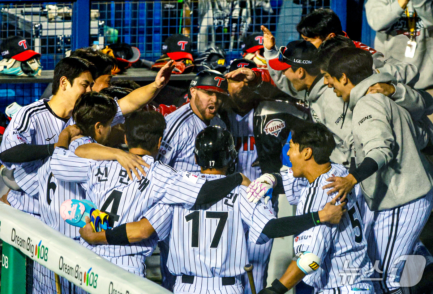 (서울=뉴스1) 이호윤 기자 = 14일 오후 서울 송파구 잠실야구장에서 열린 프로야구 '2026 신한 SOL KBO 와일드카드 결정전 1차전' 두산 베어스와 LG 트윈스의 경기, …