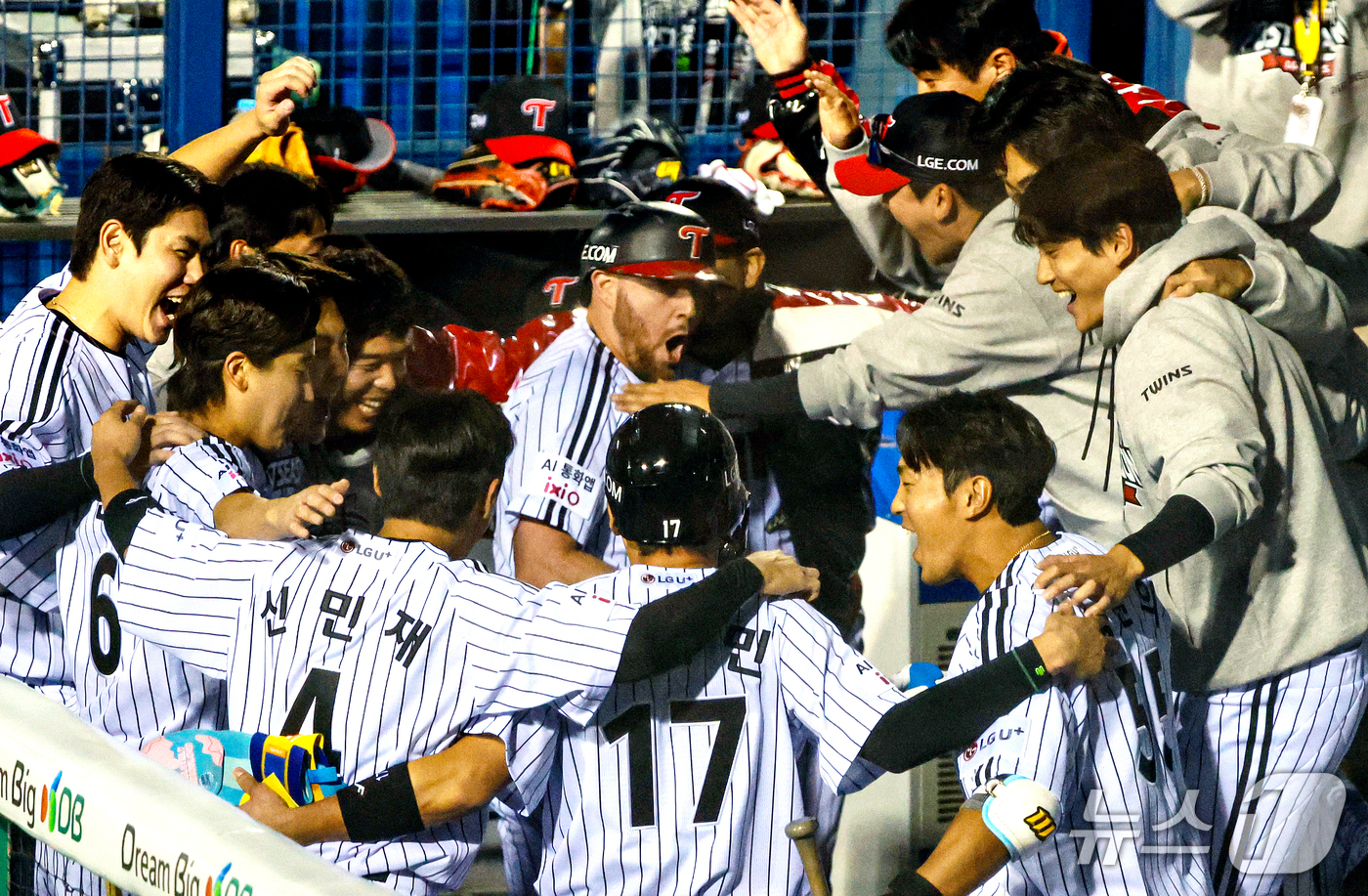 (서울=뉴스1) 이호윤 기자 = 14일 오후 서울 송파구 잠실야구장에서 열린 프로야구 '2026 신한 SOL KBO 와일드카드 결정전 1차전' 두산 베어스와 LG 트윈스의 경기, …