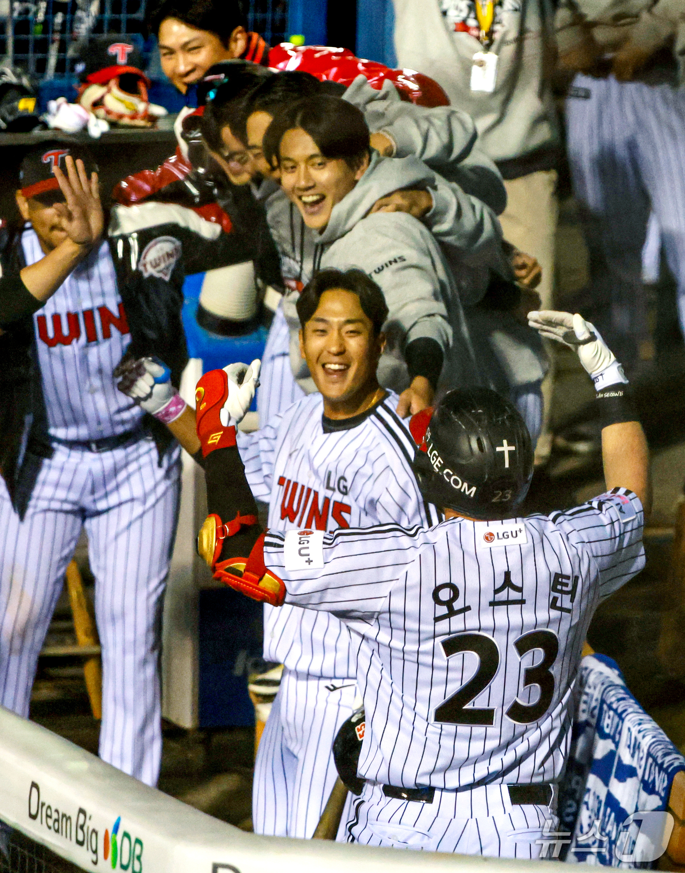 (서울=뉴스1) 이호윤 기자 = 14일 오후 서울 송파구 잠실야구장에서 열린 프로야구 '2026 신한 SOL KBO 와일드카드 결정전 1차전' 두산 베어스와 LG 트윈스의 경기, …