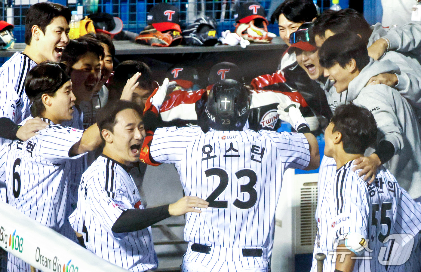 (서울=뉴스1) 이호윤 기자 = 14일 오후 서울 송파구 잠실야구장에서 열린 프로야구 '2026 신한 SOL KBO 와일드카드 결정전 1차전' 두산 베어스와 LG 트윈스의 경기, …