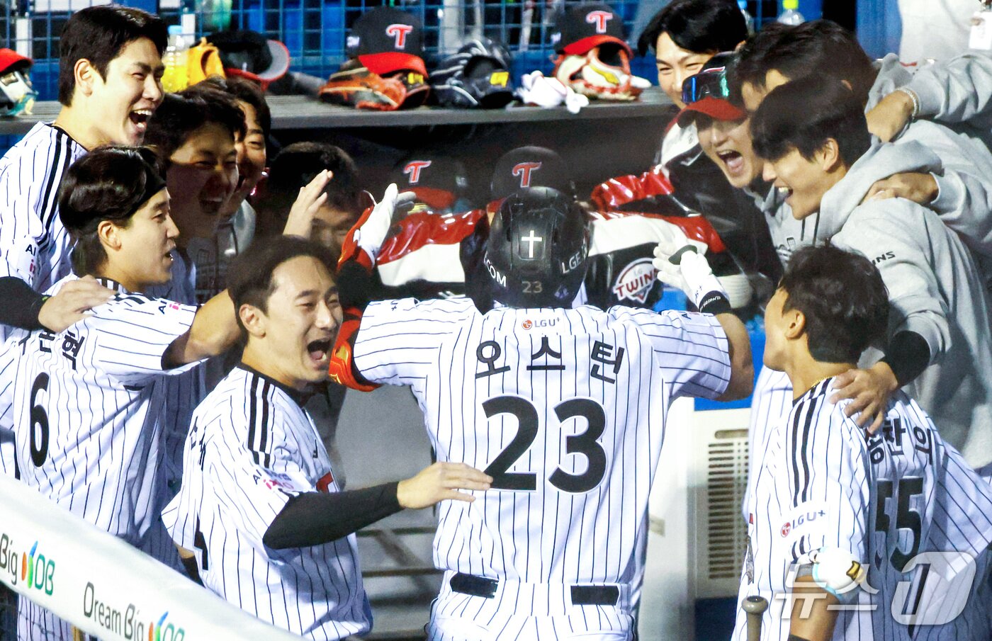 본문 이미지 - 14일 오후 서울 송파구 잠실야구장에서 열린 프로야구 '2026 신한 SOL KBO 와일드카드 결정전 1차전' 두산 베어스와 LG 트윈스의 경기, LG 오스틴이 1회말 1사 1루 상황에서 선제 투런 홈런을 친 뒤 팀 동료들과 기뻐하고 있다. 2026.10.14 ⓒ 뉴스1 이호윤 기자