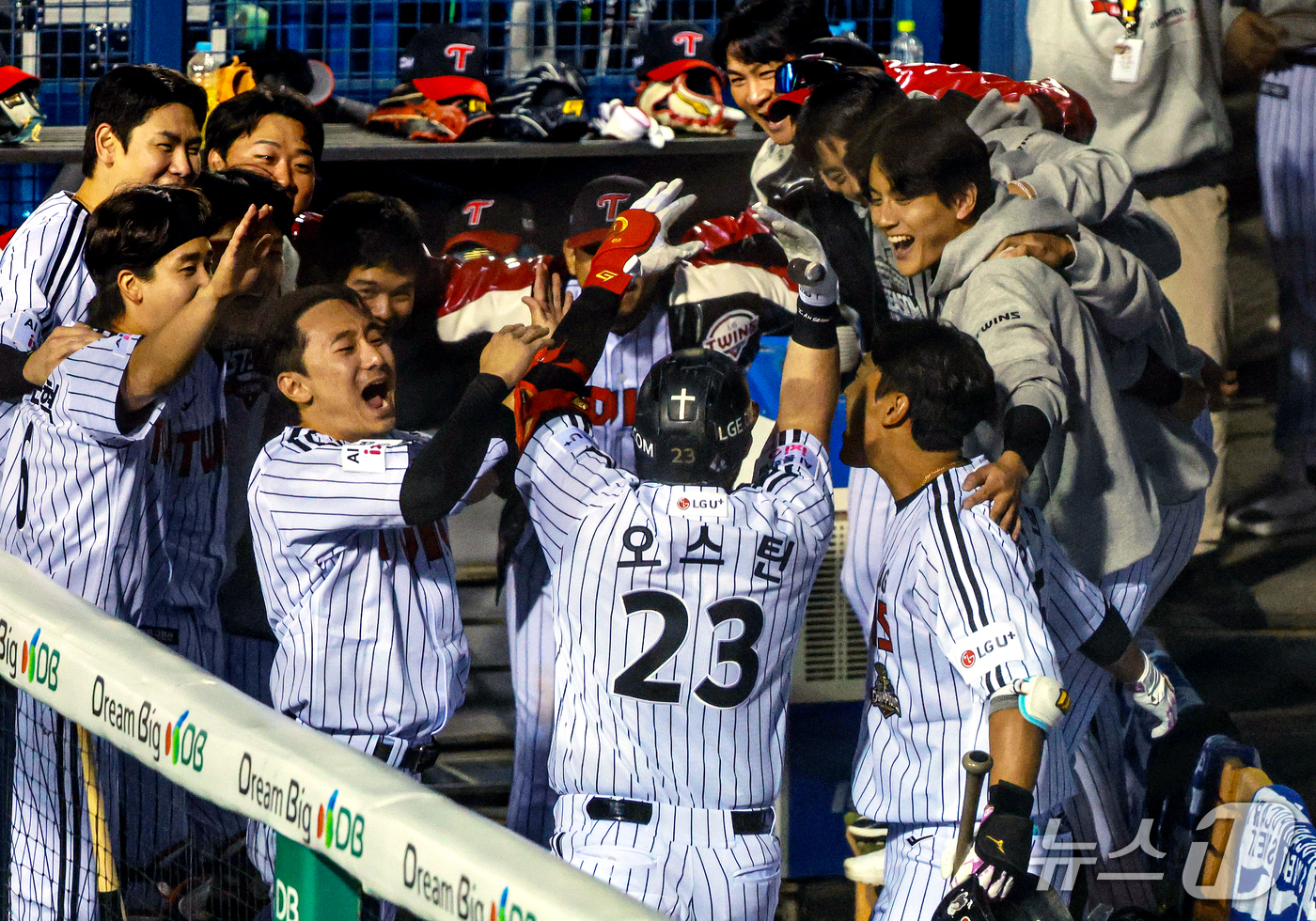 (서울=뉴스1) 이호윤 기자 = 14일 오후 서울 송파구 잠실야구장에서 열린 프로야구 '2026 신한 SOL KBO 와일드카드 결정전 1차전' 두산 베어스와 LG 트윈스의 경기, …
