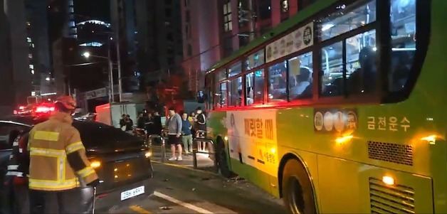 서울 금천구 마을버스·승용차 충돌 11명 부상…승객 2명 중상