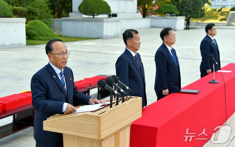 (평양 노동신문=뉴스1) = 북한 노동당 기관지 노동신문은 15일 "당 정책 관철에서 특출한 모범을 보인 상원시멘트연합기업소에 3대혁명붉은기가 14일 수여됐다"라고 보도했다. 이날 …