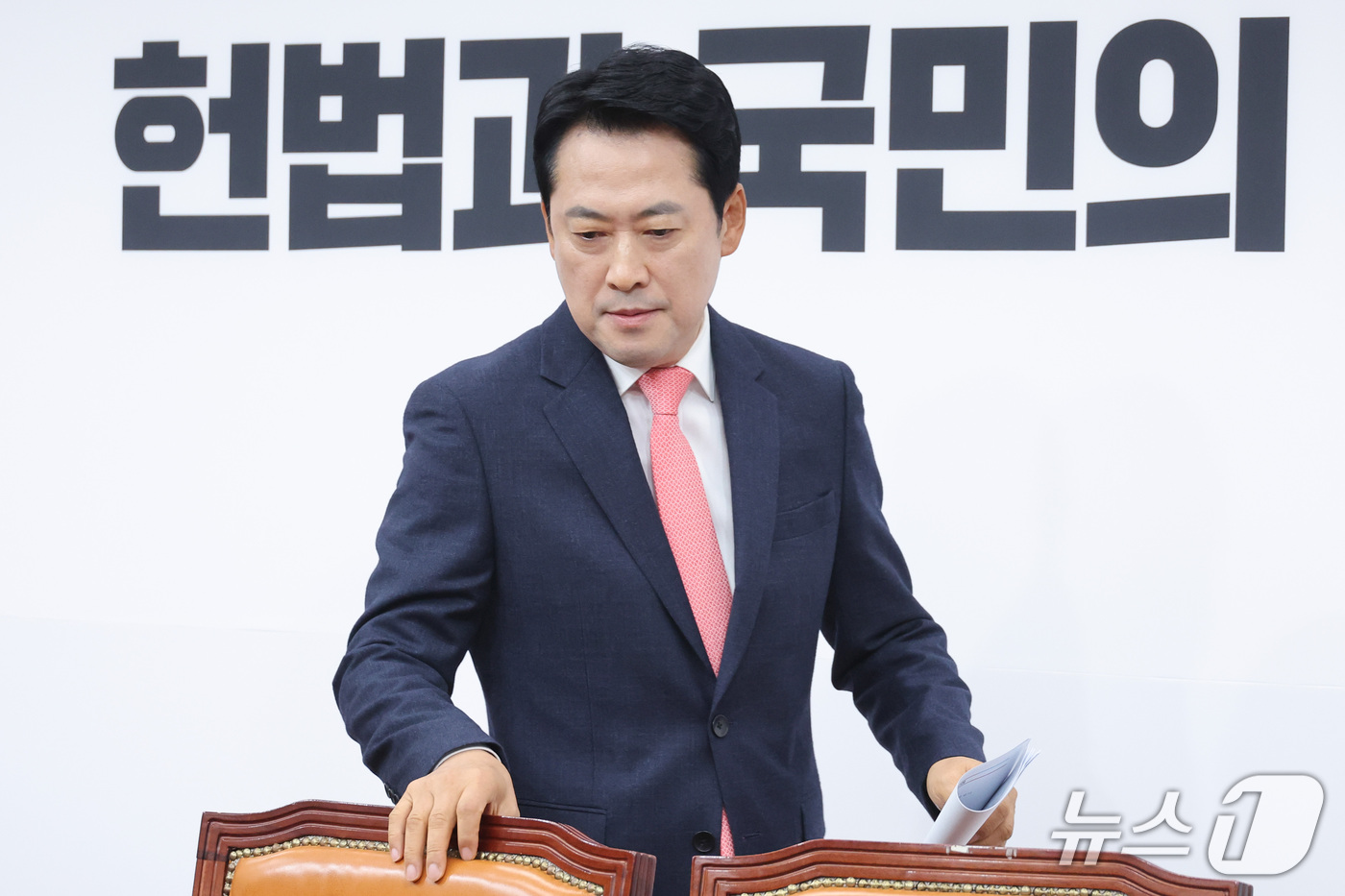(서울=뉴스1) 신웅수 기자 = 장동혁 국민의힘 대표가 15일 서울 여의도 국회에서 열린 최고위원회의에 참석하고 있다. 2026.10.15/뉴스1