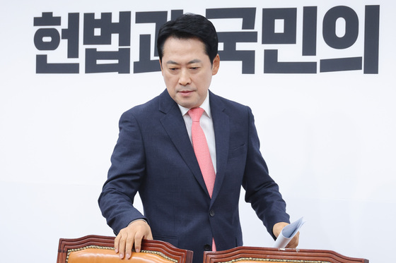 최고위원회의 참석하는 장동혁