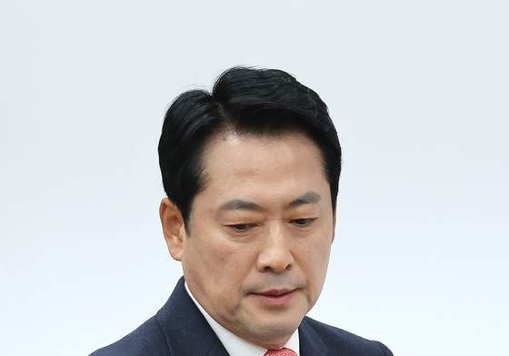 최고위원회의 참석하는 장동혁 대표