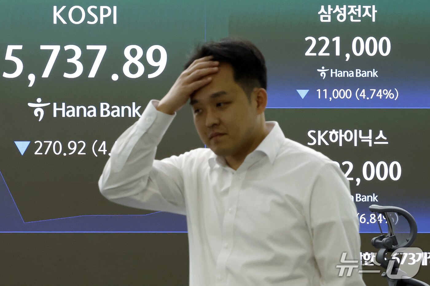 본문 이미지 - 15일 오전 서울 중구 하나은행 본점 딜링룸 전광판에 코스피 등 시황이 표시되고 있다.  2026.10.15 ⓒ 뉴스1 박정호 기자