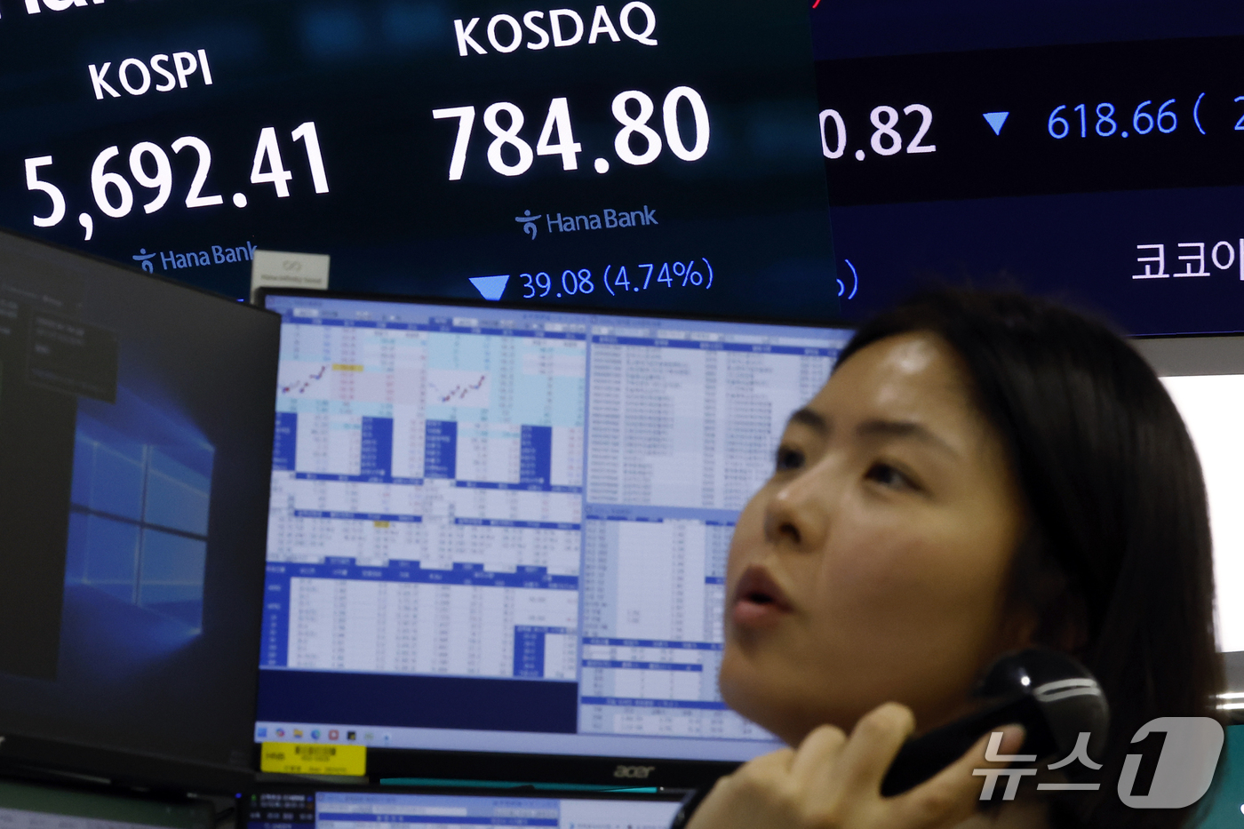 (서울=뉴스1) 박정호 기자 = 15일 오전 서울 중구 하나은행 본점 딜링룸 전광판에 코스피 등 시황이 표시되고 있다.이날 코스피는 전 거래일 대비 335.80포인트(5.59%) …