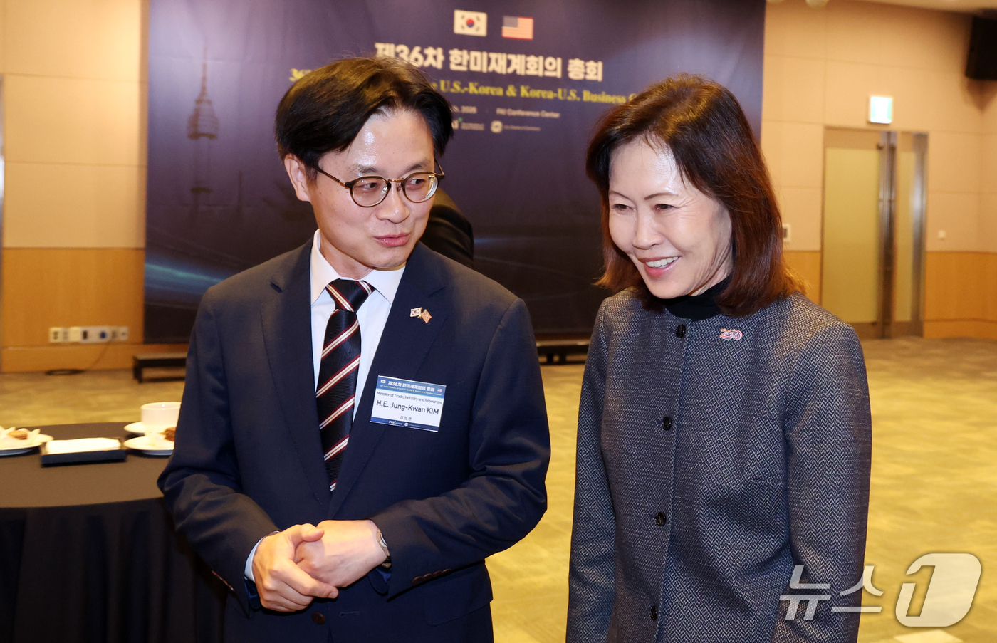 (서울=뉴스1) 김명섭 기자 = 김정관 산업통상부 장관과 미셸 스틸 주한미국대사가 15일 서울 영등포구 여의도 FKI타원에서 열린 제36차 한미재계회의 총회에서 대화를 하고 있다. …