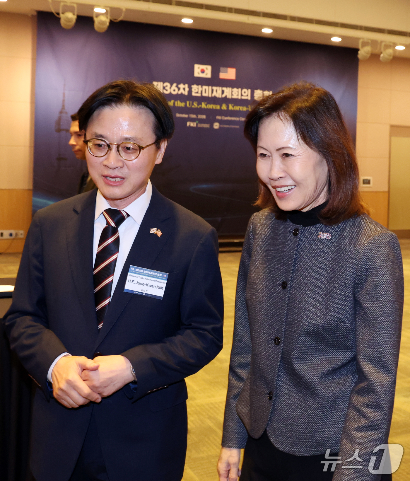 (서울=뉴스1) 김명섭 기자 = 김정관 산업통상부 장관과 미셸 스틸 주한미국대사가 15일 서울 영등포구 여의도 FKI타원에서 열린 제36차 한미재계회의 총회에서 대화를 하고 있다. …