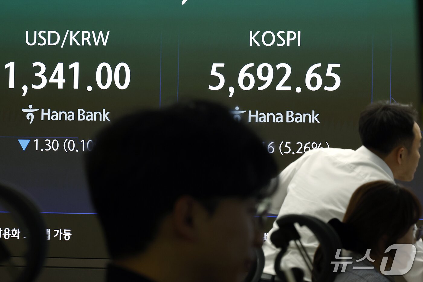 본문 이미지 - 15일 오전 서울 중구 하나은행 본점 딜링룸 전광판에 코스피 등 시황이 표시되고 있다. 2026.10.15 ⓒ 뉴스1 박정호 기자