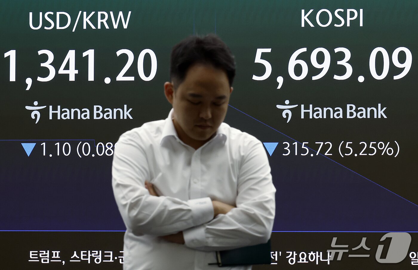 본문 이미지 - 15일 오전 서울 중구 하나은행 본점 딜링룸 전광판에 코스피 등 시황이 표시되고 있다. 2026.10.15 ⓒ 뉴스1 박정호 기자