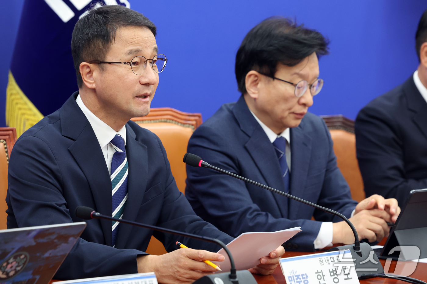 (서울=뉴스1) 황기선 기자 = 한병도 더불어민주당 원내대표가 15일 오전 서울 여의도 국회에서 열린 국정감사대책회의에서 발언을 하고 있다.   2026.10.15/뉴스1