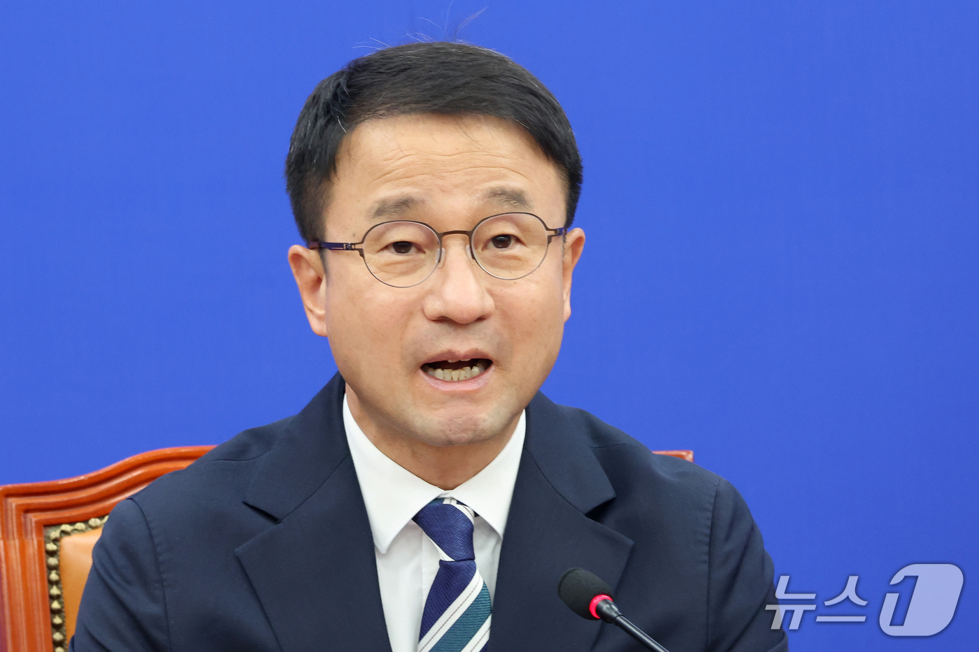 (서울=뉴스1) 황기선 기자 = 한병도 더불어민주당 원내대표가 15일 오전 서울 여의도 국회에서 열린 국정감사대책회의에서 발언을 하고 있다.   2026.10.15/뉴스1