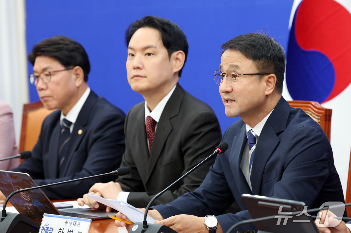(서울=뉴스1) 황기선 기자 = 한병도 더불어민주당 원내대표가 15일 오전 서울 여의도 국회에서 열린 국정감사대책회의에서 발언을 하고 있다.   2026.10.15/뉴스1