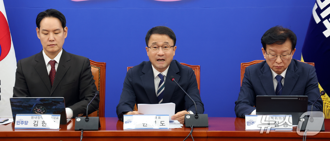 (서울=뉴스1) 황기선 기자 = 한병도 더불어민주당 원내대표가 15일 오전 서울 여의도 국회에서 열린 국정감사대책회의에서 발언을 하고 있다.   2026.10.15/뉴스1