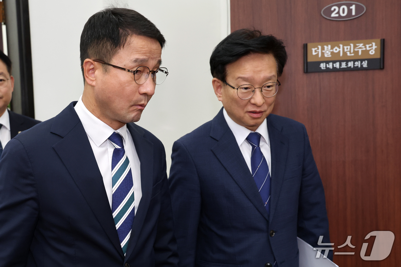 (서울=뉴스1) 황기선 기자 = 더불어민주당 한병도 원내대표와 권칠승 정책위의장이 15일 오전 서울 여의도 국회에서 열린 국정감사대책회의에 참석하고 있다.  2026.10.15/뉴 …