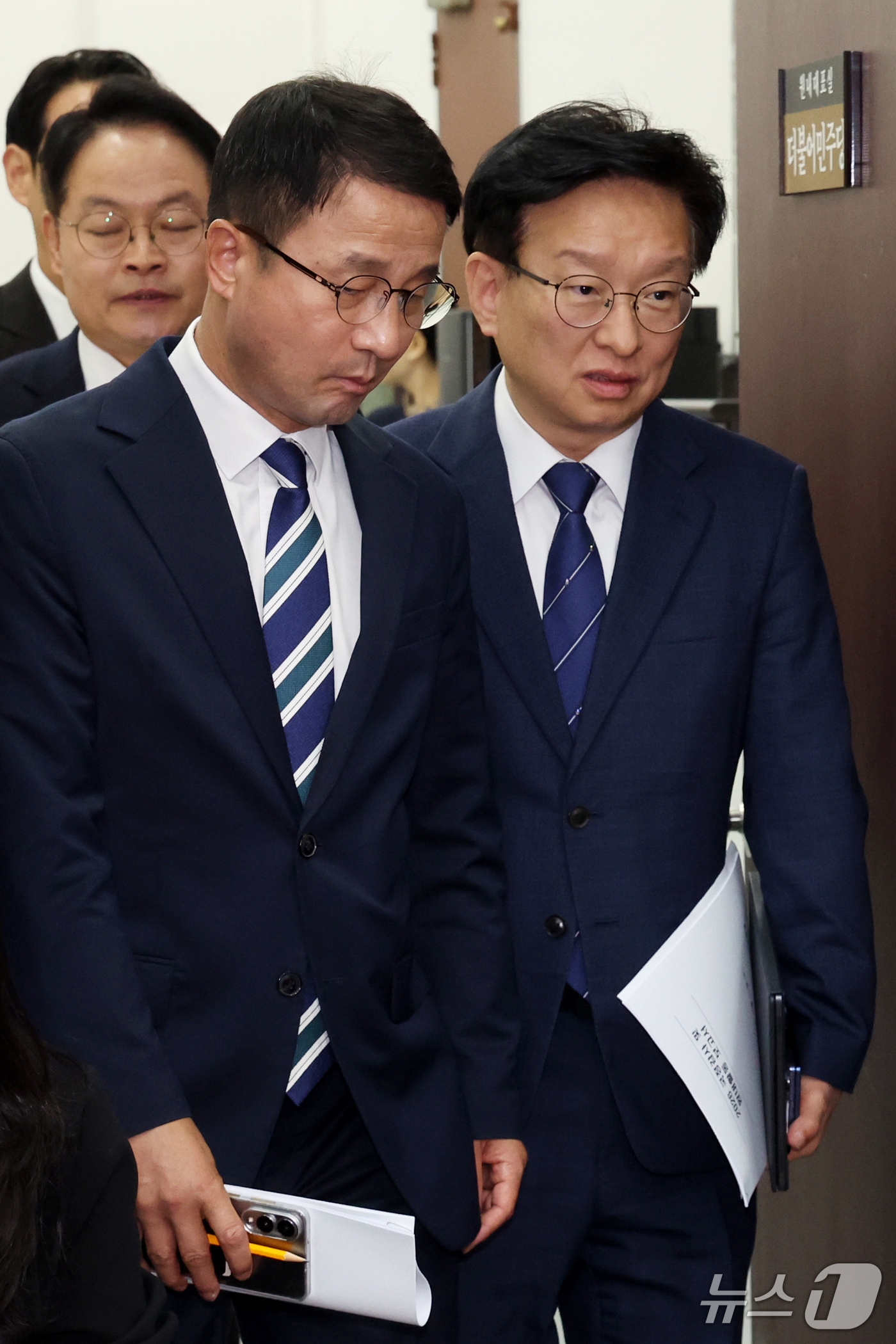 (서울=뉴스1) 황기선 기자 = 더불어민주당 한병도 원내대표와 권칠승 정책위의장이 15일 오전 서울 여의도 국회에서 열린 국정감사대책회의에 참석하고 있다.  2026.10.15/뉴 …