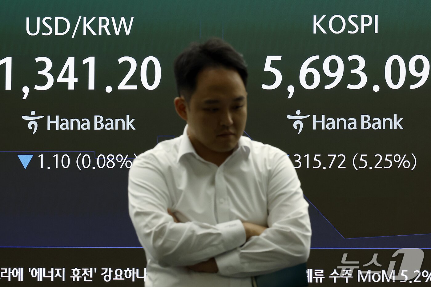 본문 이미지 - 15일 오전 서울 중구 하나은행 본점 딜링룸 전광판에 코스피 등 시황이 표시되고 있다.  2026.10.15 ⓒ 뉴스1 박정호 기자