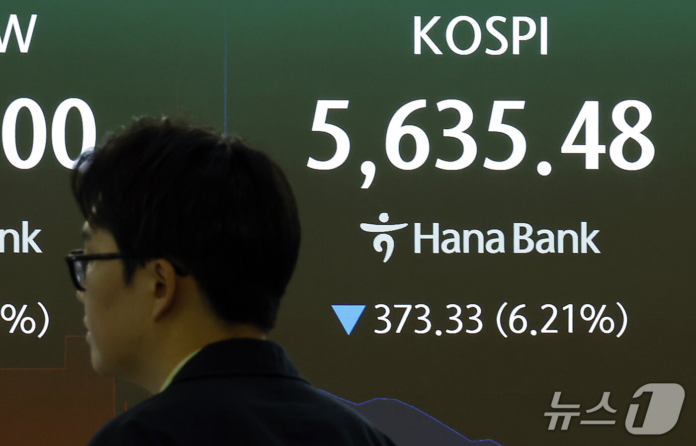 본문 이미지 - 15일 오전 서울 중구 하나은행 본점 딜링룸 전광판에 코스피 등 시황이 표시되고 있다.  2026.10.15 ⓒ 뉴스1 박정호 기자