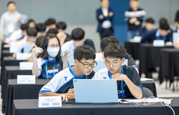 SKT, 장애청소년 AI 역량 키운다…'행복 AI 챌린지' 개최
