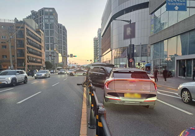 부산 해운대 도로서 차량 6대 잇따라 충돌…6명 부상