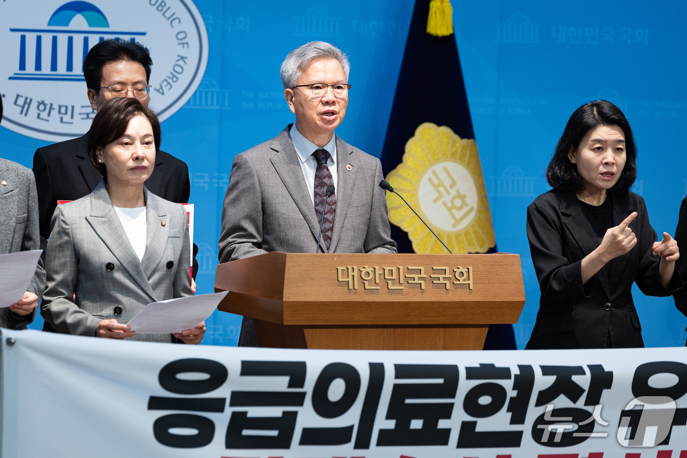 (서울=뉴스1) 유승관 기자 = 김택우 대한의사협회장이 15일 서울 여의도 국회 소통관에서 소아 전문 응급의료센터 압수수색 규탄 기자회견을 하고 있다. 2026.10.15/뉴스1