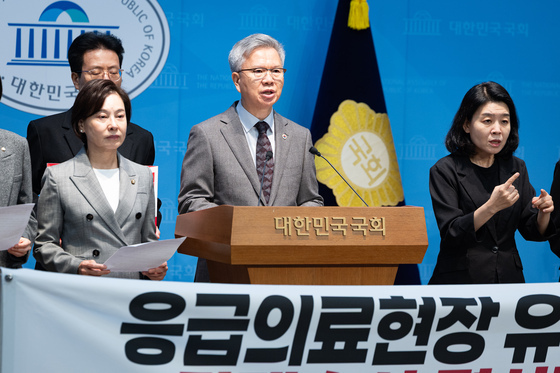 응급의료센터 압수수색 규탄 기자회견하는 김택우 대한의사협회장
