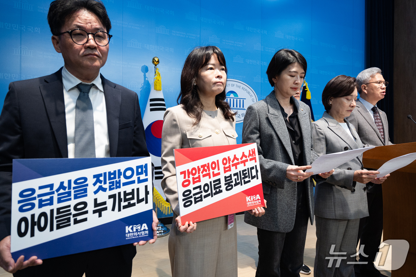 (서울=뉴스1) 유승관 기자 = 김택우 대한의사협회장이 15일 서울 여의도 국회 소통관에서 소아 전문 응급의료센터 압수수색 규탄 기자회견을 하고 있다. 2026.10.15/뉴스1