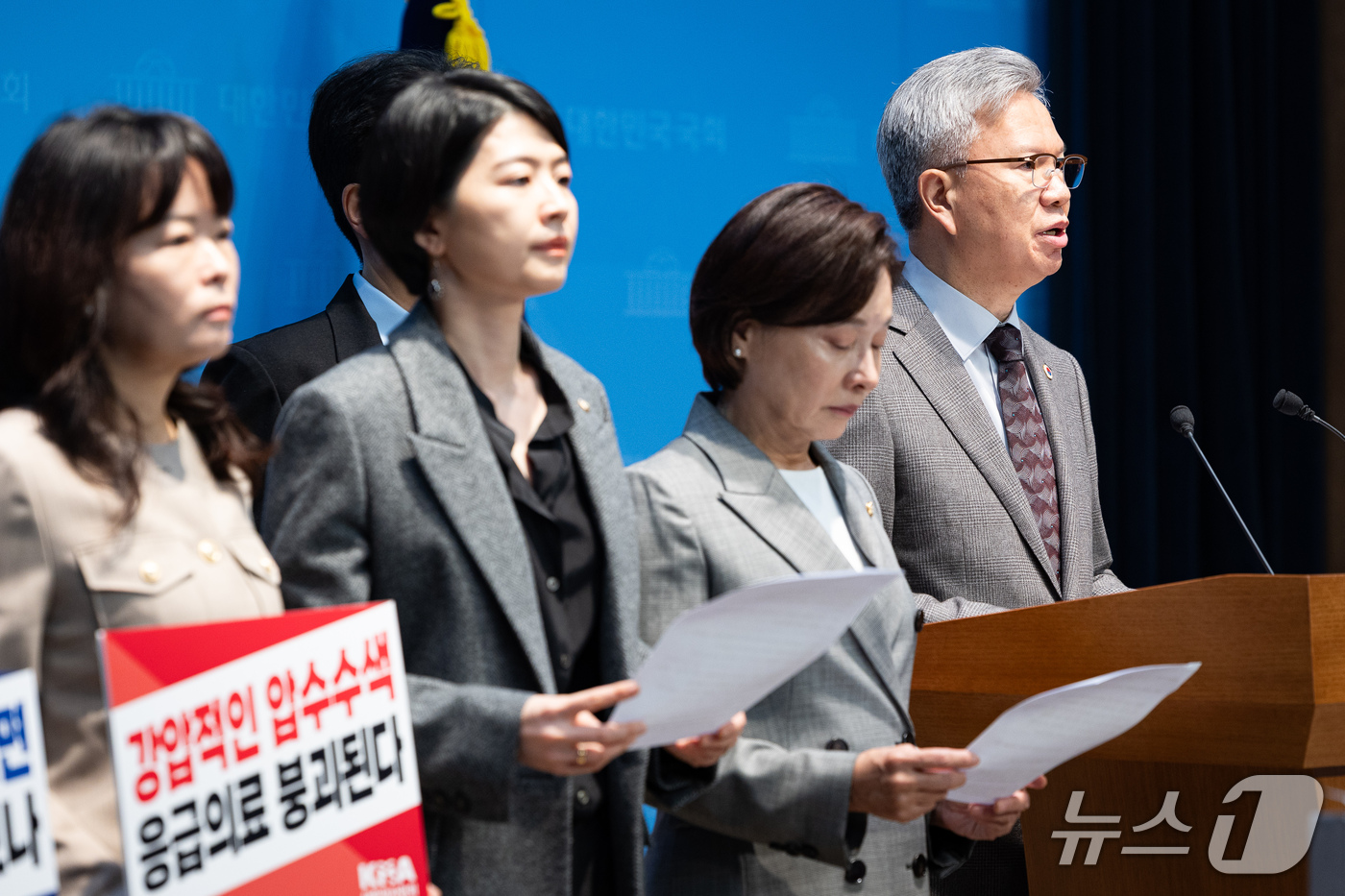 (서울=뉴스1) 유승관 기자 = 김택우 대한의사협회장이 15일 서울 여의도 국회 소통관에서 소아 전문 응급의료센터 압수수색 규탄 기자회견을 하고 있다. 2026.10.15/뉴스1