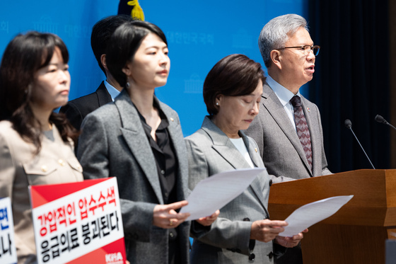 응급의료센터 압수수색 규탄 기자회견하는 김택우 의협 회장