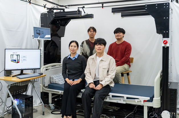 침대에 누워 있는 환자의 다리 운동 돕는 로봇 나왔다