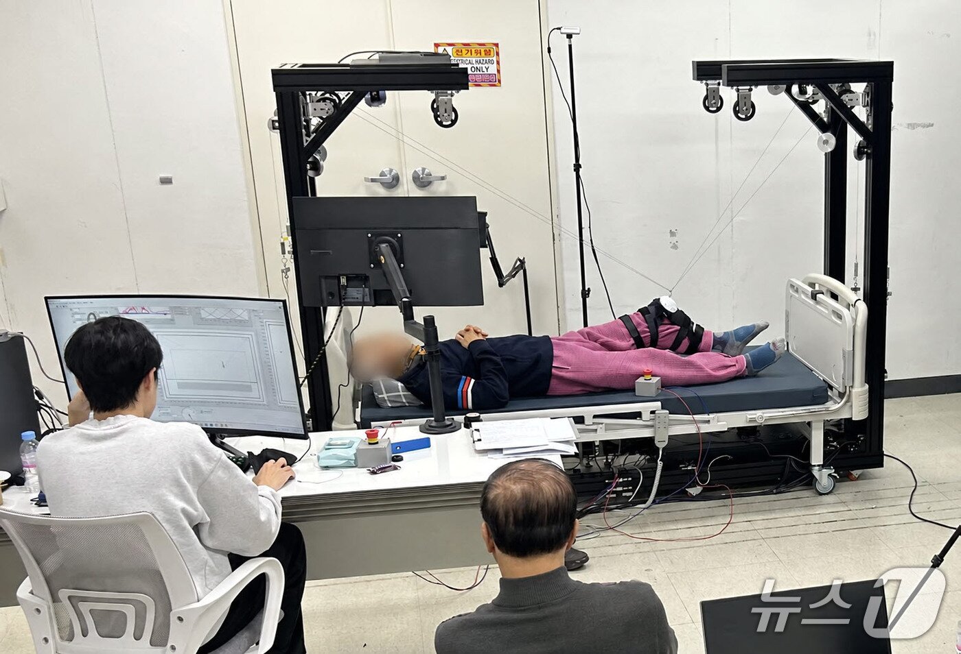 본문 이미지 - 필라테스봇 사용성 평가 현장. 연구진이 운동 과정을 확인하고 있다.(지스트 제공, 재판매 및 DB 금지)/뉴스1 