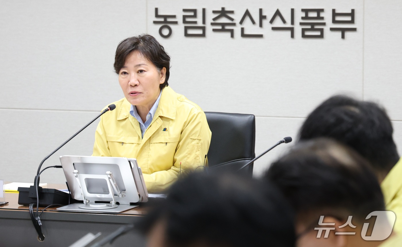 (세종=뉴스1) 김기남 기자 = 송미령 농림축산식품부 장관이 15일 세종시 정부세종청사 재난상황실에서 열린 겨울철 특별방역대책기간 가축전염병 대비 상황점검 회의를 주재하며 발언하고 …