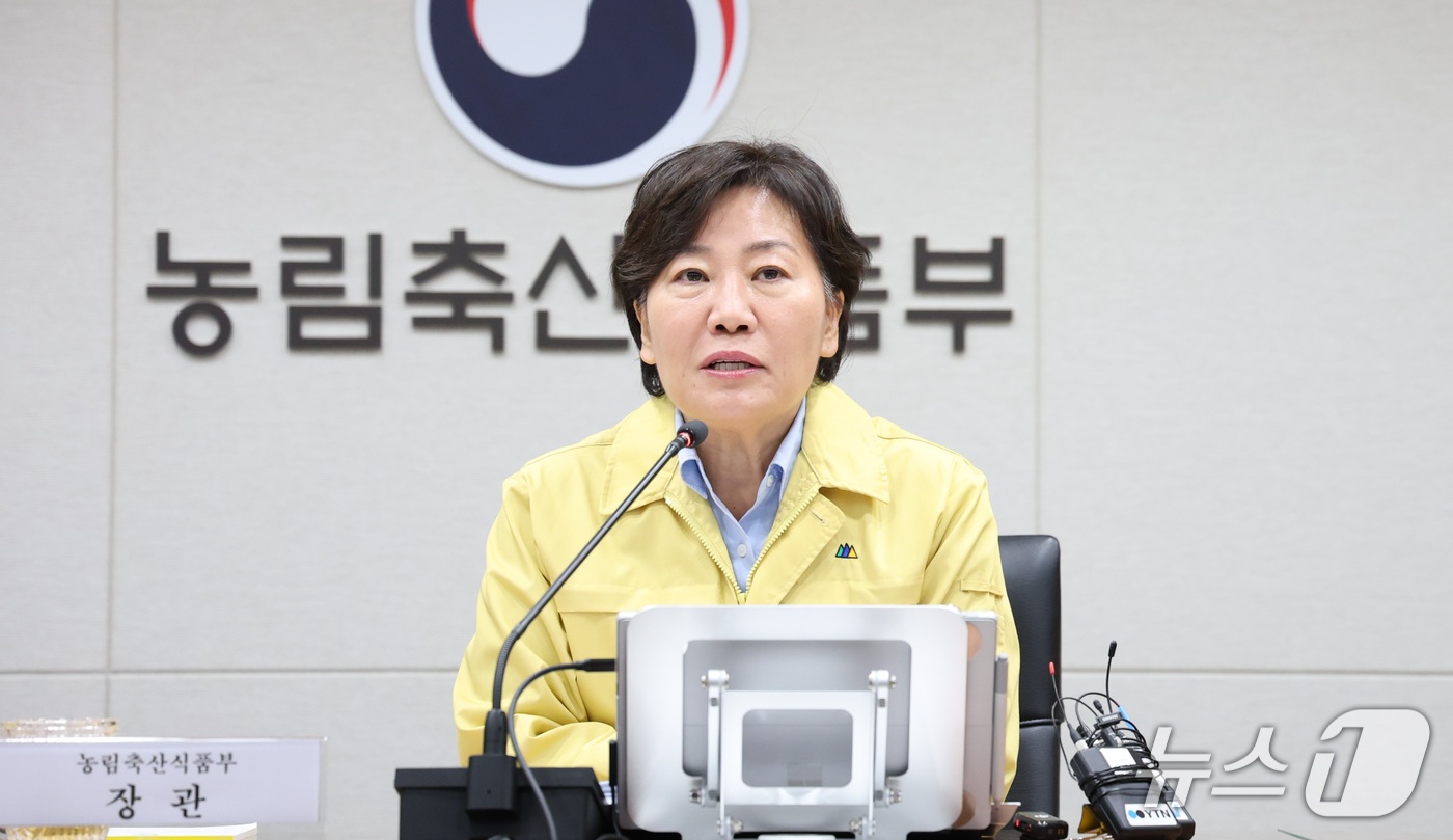 (세종=뉴스1) 김기남 기자 = 송미령 농림축산식품부 장관이 15일 세종시 정부세종청사 재난상황실에서 열린 겨울철 특별방역대책기간 가축전염병 대비 상황점검 회의를 주재하며 발언하고 …