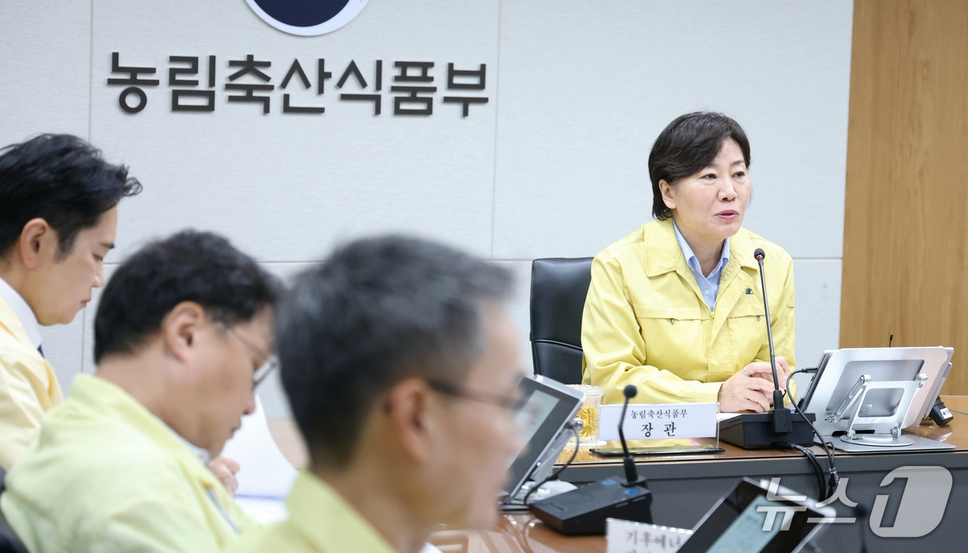 (세종=뉴스1) 김기남 기자 = 송미령 농림축산식품부 장관이 15일 세종시 정부세종청사 재난상황실에서 열린 겨울철 특별방역대책기간 가축전염병 대비 상황점검 회의를 주재하며 발언하고 …