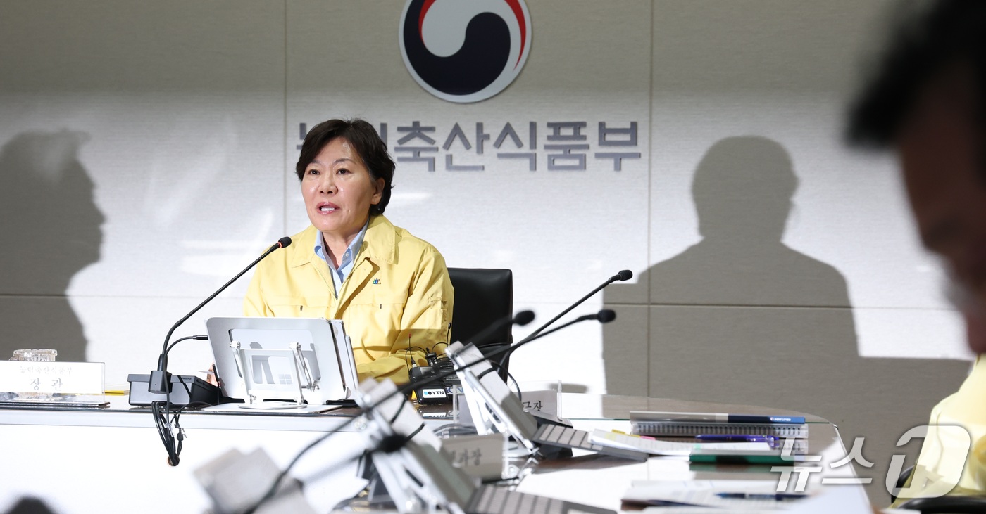 (세종=뉴스1) 김기남 기자 = 송미령 농림축산식품부 장관이 15일 세종시 정부세종청사 재난상황실에서 열린 겨울철 특별방역대책기간 가축전염병 대비 상황점검 회의를 주재하며 발언하고 …